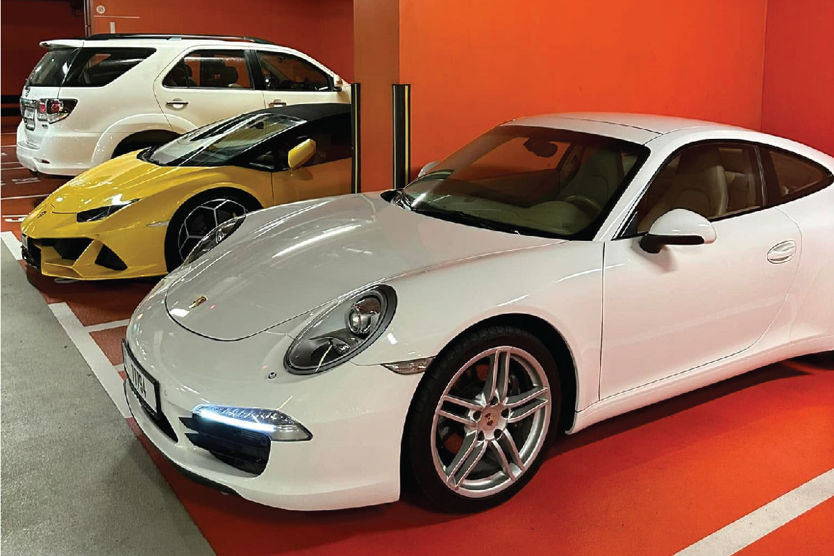 Porsche 911 vs. Audi R8: Which Supercar Wins – Porsche 911 photo